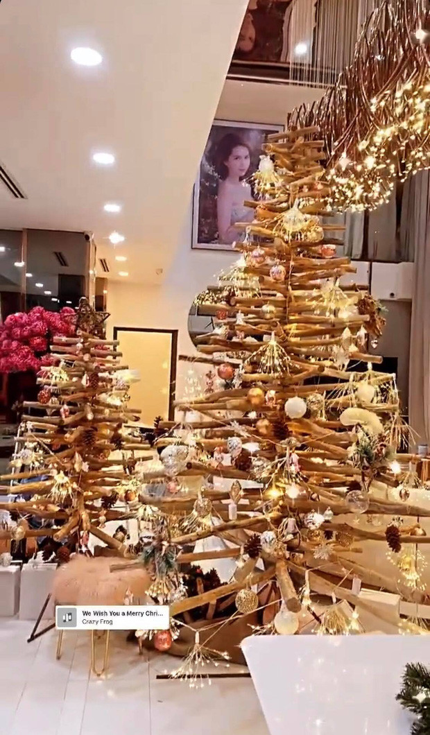 Thay vì đỏ hay trắng như thông thường thì Ngọc Trinh lại lựa chọn tone vàng để trang trí cho Noel năm vừa qua. Vì thế căn phòng của cô như vừa được “dát vàng”