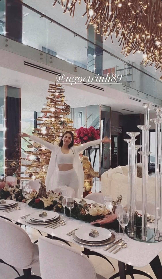 Vị trí của cây thông Noel khổng lồ được Ngọc Trinh đặt trước đó hiện đã được thay thế bằng một mô hình rực rỡ với hình ảnh mang đúng không khí của ngày Tết