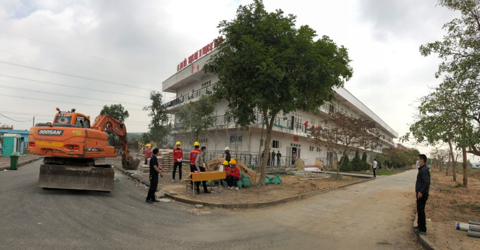 Bệnh viện dã chiến số 3 Hải Dương đang dần thành hình. Để đáp ứng yêu cầu trước mắt, sẽ có 200 giường bệnh được lắp đặt. Từng buồng bệnh đều trang bị đầy đủ tiện nghi, đáp ứng các tiêu chuẩn an toàn theo yêu cầu của Bộ Y tế. Theo kế hoạch cam kết với tỉnh, BVDC số 3 của Hải Dương sẽ hoàn thành và đi vào hoạt động từ ngày 8/2. Tuy nhiên, theo đại diện Tập đoàn Sun Group, đơn vị này đang cùng với các nhà thầu nỗ lực đẩy nhanh tiến độ, với mục tiêu đưa BVDC vào hoạt động từ 6/2.