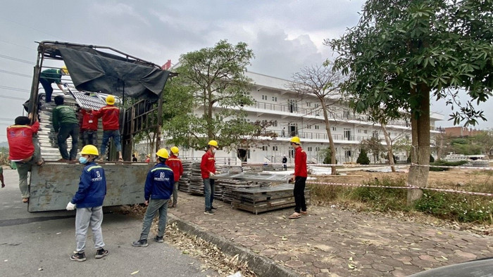 Một chốt được đặt ở vòng ngoài cổng trường ĐH Sao Đỏ- Cơ sở 2 có sự tham gia của lực lượng quân đội và y tế tỉnh Hải Dương. Chốt thứ hai đặt bên trong khu vực thi công do lực lượng an ninh của Tập đoàn Sun Group đảm nhiệm. Trong sáng ngày 2/2, những chuyến xe đầu tiên chở trang thiết bị của bệnh viện Dã chiến Tiên Sơn (Đà Nẵng) gồm giường, tủ, quạt… dành để chi viện cho Hải Dương đã “cập bến” Trung tâm Thực hành Thực nghiệm trường Đại học Sao Đỏ- Cơ sở 2 (Chí Linh).