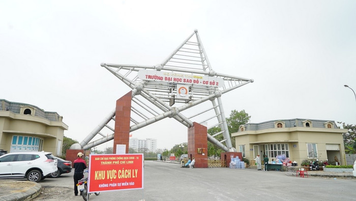 Bệnh viện Dã chiến số 3 tại Hải Dương được thi công tại khuôn viên Trung tâm Thực hành Thực nghiệm của trường Đại học Sao Đỏ -cơ sở 2 (TP Chí Linh) với tổng diện tích mặt bằng là 5.200m2. Hiện cơ sở vật chất của khu vực này bị xuống cấp, hư hỏng và thiếu thốn trầm trọng, do vậy, từ ngày 31/1, Tập đoàn Sun Group đã ưu tiên nguồn lực cải tạo, nâng cấp một số hạng mục trước khi lắp đặt trang thiết bị cho bệnh viện dã chiến. 