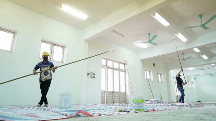 Những hạng mục đầu tiên của Bệnh viện Dã chiến số 3 đang được tiến hành khẩn trương, gấp rút. Toàn bộ khu nhà 3 tầng được thay áo mới, phủ sơn trắng, dọn vệ sinh xung quanh, nền nhà được sửa chữa, lát gạch mới; các vách ngăn phòng bệnh được lắp đặt kiên cố…