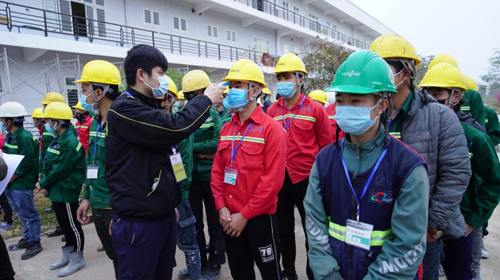 Để đảm bảo cho bệnh viện Dã chiến Hải Dương triển khai hiệu quả, chiều 2/2, phía Sun Group tiếp tục điều động thêm nhân sự từ Đà Nẵng- những người có kinh nghiệm thi công Bệnh viện Dã chiến Tiên Sơn ra Hải Dương, để tham gia thi công, lắp đặt bệnh viện, đáp ứng đúng tiêu chuẩn khắt khe mà Bộ Y tế đặt ra.