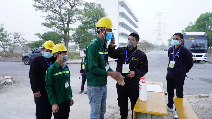 Toàn bộ CBNV và lực lượng nhân công được kiểm tra thân nhiệt và rửa tay sát khuẩn trước khi vào làm việc tại khu vực thi công. Hai chốt kiểm tra phòng dịch được thiết lập tại trường ĐH Sao Đỏ - cơ sở 2 để đảm bảo an toàn tối đa trong phòng ngừa dịch.
