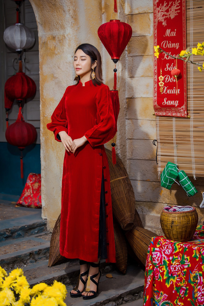 Với sự kết hợp khéo léo cùng các chất liệu ren, voan tạo điểm nhấn, cách cắt cúp tinh tế và hiện đại, vẻ đẹp của người mặc không chỉ được tôn lên, che bớt các khuyến điểm mà còn vô tình nữ tính, trẻ trung.