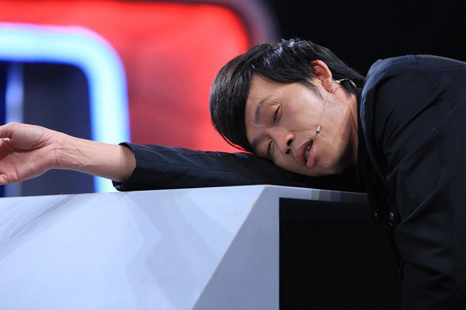 Hình ảnh nghệ sĩ Hoài Linh ngủ trên sân khấu khi đang tập kịch Tết khiến khán giả xót xa Ảnh 3