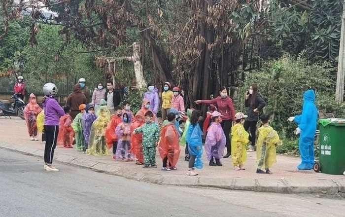 Xót xa hình ảnh các em nhỏ mẫu giáo trùm áo mưa, đeo khẩu trang kín mít trong khu cách ly tập trung Ảnh 2