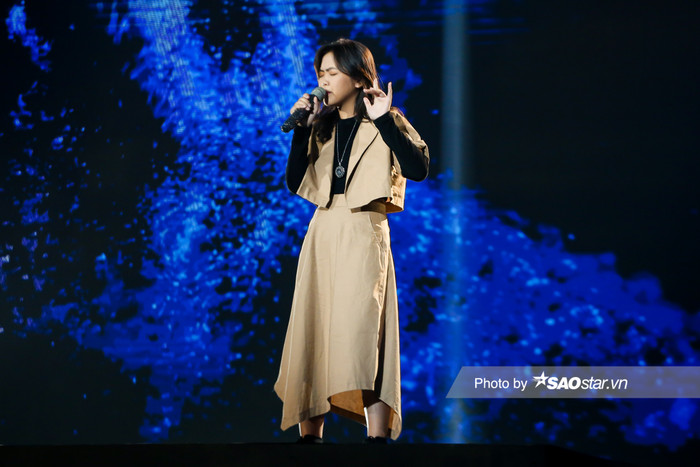 Mai Khôi từng là học trò của đội HLV nhà Giang - Hồ trong cuộc thi ca hát năm 2018. Lần trở lại này của cô bé trên sân khấu khiến HLV Hồ Hoài Anh và Lưu Hương Giang vô cùng bất ngờ.