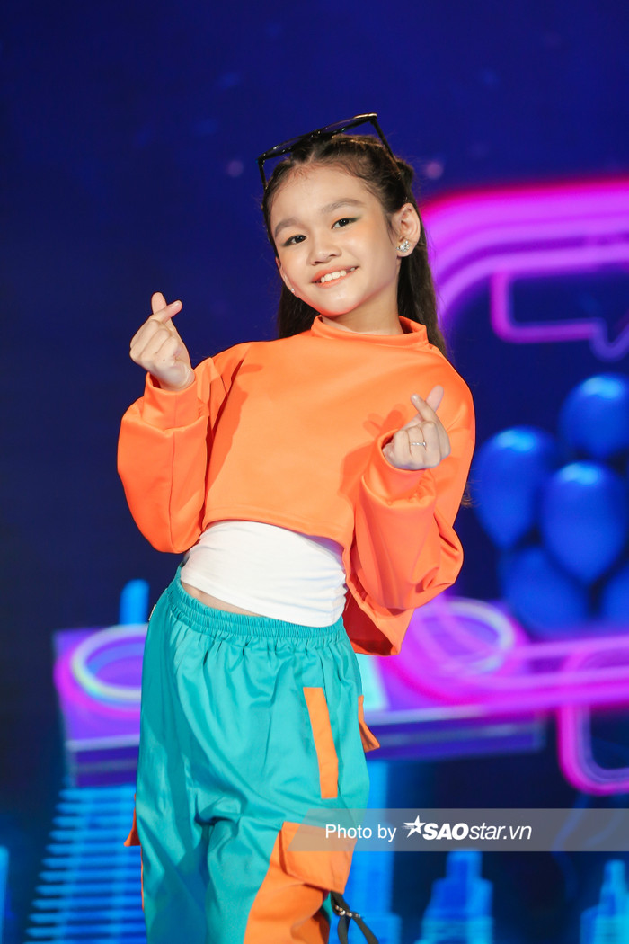 Từng gặp tai nạn xe để lại di chứng nứt xương, tài năng nhí 9 tuổi Minh Thư tạm gác đam mê nhảy và có bước chuyển mình ấn tượng khi thử sức với sân khấu ca hát. BigDaddy nhận định Minh Thư sẽ là ngôi sao nhạc Trap trong tương lai sau khi chứng kiến cô bé thể hiện tài năng trên sân khấu.