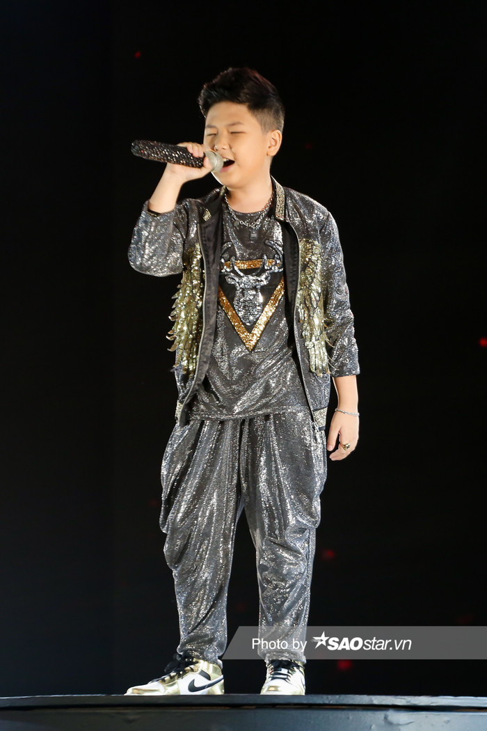 Song Tùng gây chú ý với vẻ ngoài đáng yêu. Cậu bé được HLV Hưng Cao khen ngợi là “Spy nhí” bởi đôi mắt một mí, cuốn hút như chủ nhân bản hit Oppa Gangnam Style, đặc biệt là phong cách trình diễn tự tin, phóng khoáng trên sân khấu.