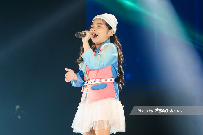 Yến Nhi dự thi với bài hát Con nhà người ta trong tập 1 mang đến góc nhìn văn minh về 'con nhà người ta' trên sân khấu. Lyric tinh nghịch của ca khúc chính là tiếng lòng của rất nhiều bạn nhỏ muốn nói với bố mẹ.