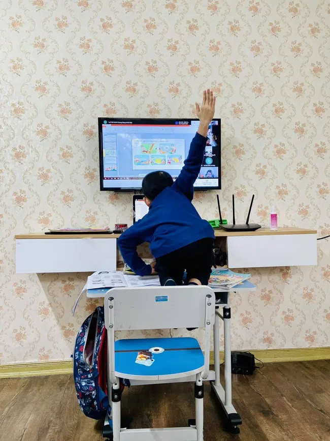 Hăng hái thế này mà cô giáo chẳng thèm gọi phát biểu. 