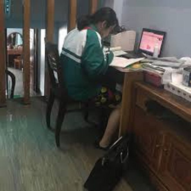 Nữ sinh trên thì đồng phục nghiêm túc nhưng dưới thoải mái mặc đồ ở nhà