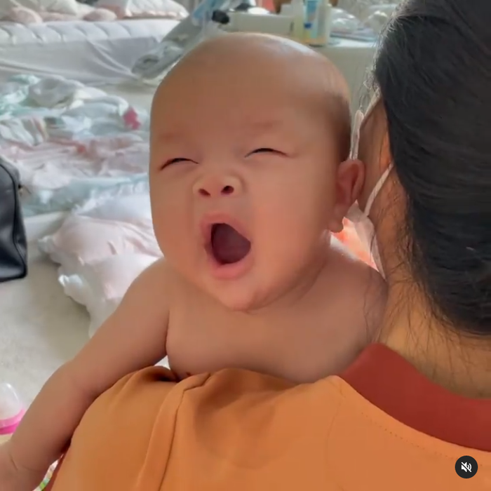 Một khoảnh khắc ngáp ngủ cực đáng yêu của nhóc tì nhà Hà Hồ