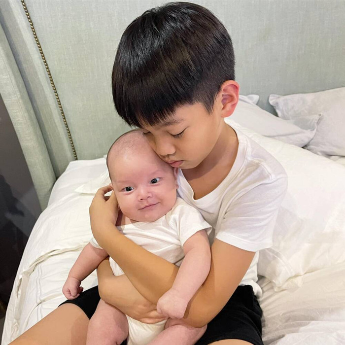 Trước đó, khi Hà Hồ chia sẻ những hình ảnh của Leon trên mạng xã hội, đã có nhiều bình luận nhận ra sự giống nhau của nhóc tỳ với Kim Lý.