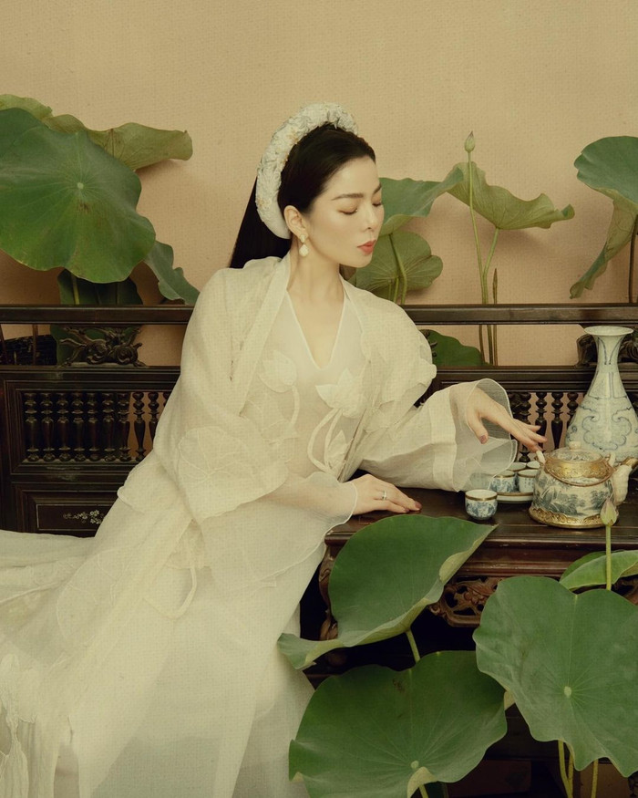 Gam màu trắng, chất liệu mỏng trong suốt cũng mang trong mình một sức hút rất riêng. 