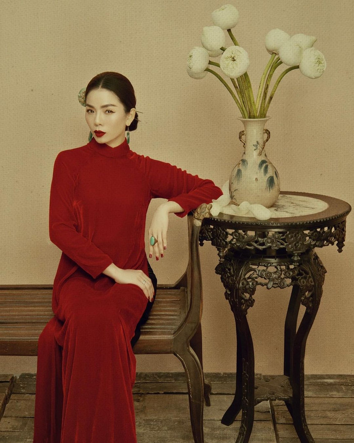 Vào ngày Tết, áo dài đỏ là item rất được các nàng ưu ái, chất liệu nhung velvet thế này càng thêm phần sang trọng.