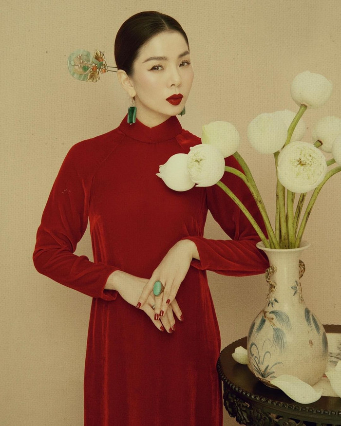 Cách sử dụng son đỏ cùng nhẫn bản to ăn rơ trang phục, mang đến tổng thể hoàn chỉnh. 