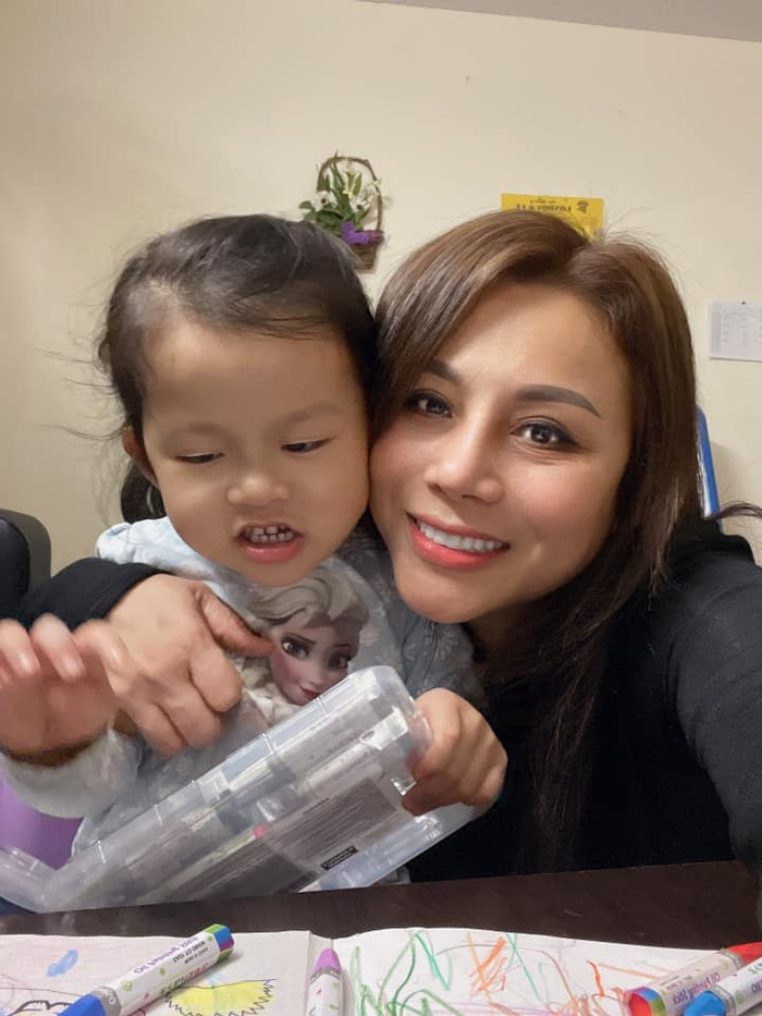 Sau những ồn lào ly hôn vừa qua, vợ cũ Hoàng Anh gửi lời xin lỗi đến con gái vì không thể cho con một gia đình đầy đủ