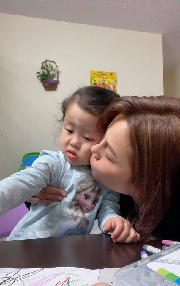 Cô khẳng định mình sẽ cố gắng nhiều hơn nữa để 'vừa làm ba vừa làm mẹ' chăm sóc và cho con cuộc sống đủ đầy hạnh phúc