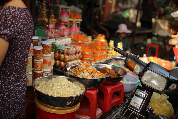 Bên cạnh bánh mứt, chè trôi nước, các mặt hàng như kiệu, dưa chua... cũng được bày bán bắt mắt.