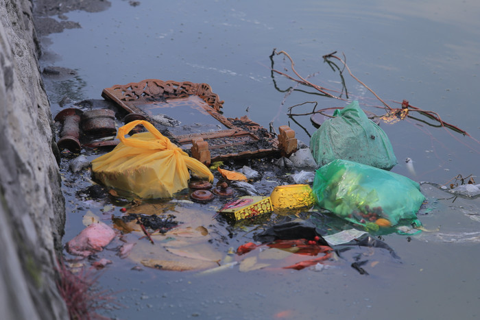 Nhiều bàn thờ, tàn hương... bị vứt bỏ ngay dưới lòng Hồ Tây gây ô nhiễm, mất mỹ quan.