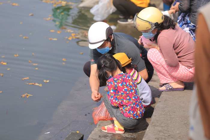 Sau khi làm mâm lễ cúng mọi người cùng nhau mang cá đi thả phóng sinh. Đây cũng là 'phương tiện' để ông Táo lên 'chầu trời' trình báo mọi việc xảy ra trong gia đình với Ngọc Hoàng. Cho đến đêm Giao thừa, Táo Quân mới trở lại trần gian để tiếp tục công việc trông coi bếp lửa.
