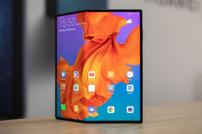 Huawei Mate X. Ảnh: CNET