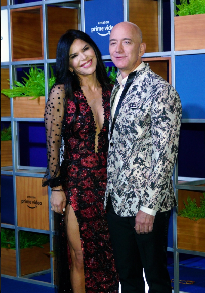 Ông bị cho là đã ngoại tình với nữ MC Lauren Wendy Sanchez khi chưa ly hôn vợ.