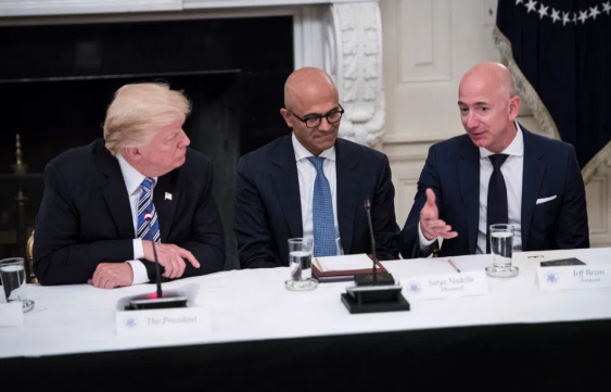 Bezos (phải) bên cạnh Cựu Tổng thống Donald Trump và CEO Microsoft Satya Nadella trong một cuộc họp tại Nhà Trắng.