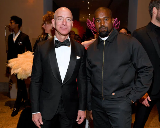 Bezos (trái) và rapper Kanye West.