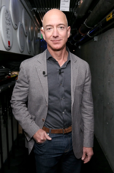 'Đế chế' Amazon được định giá 1,6 tỷ USD, còn 'cha đẻ' của nó sở hữu khối tài sản ước tính 200 tỷ USD.