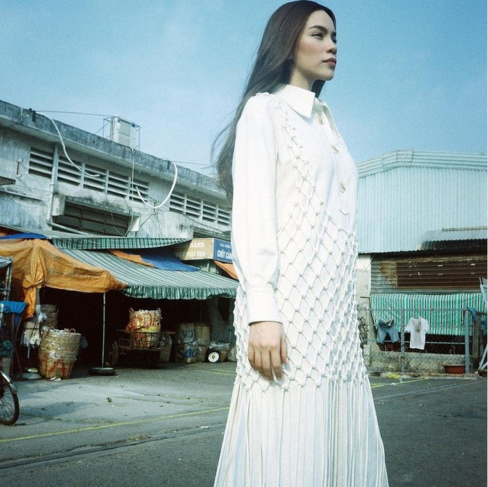 Hồ Ngọc Hà trong hình ảnh streetstyle mới nhất của mình với sắc trắng tinh khôi