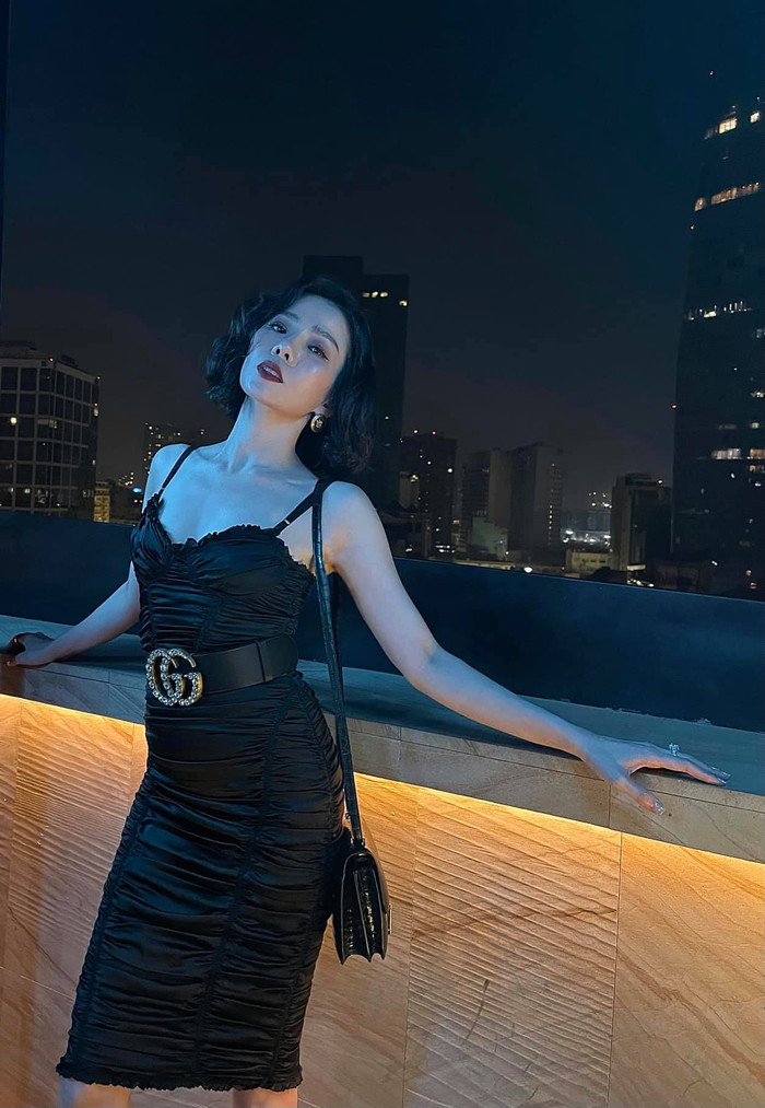 Tuy nhiên nếu chọn ở Sài Gòn, thì mẹ ruột 80 tuổi của cô lại cô đơn đón Tết một mình ở Hà Nội