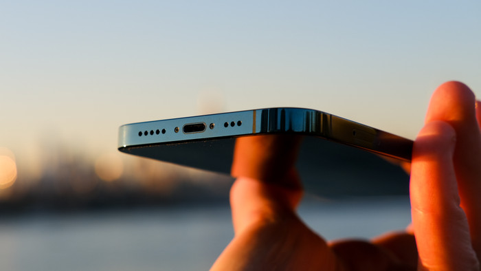 Tất cả dòng iPhone hiện nay của Apple đều sử dụng cổng sạc Lightning độc quyền. (Ảnh: David Imel / Android Authority)