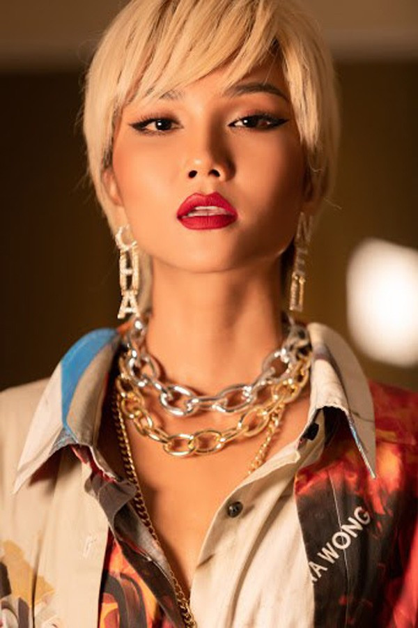 H'Hen Niê 'trĩu nặng' với cả hoa tai và vòng cổ kích thước 'khủng'. 