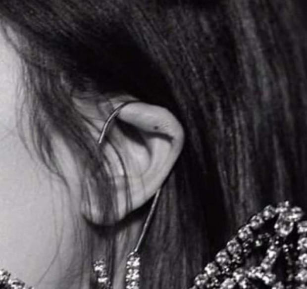 Có thể thấy, phần vành tai người đẹp đã bị sức nặng của món phụ kiện này kéo trì xuống. 