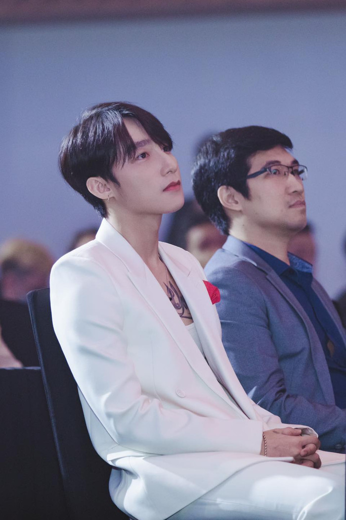 Có thể thấy, giọng ca 'Chúng ta của hiện tại' đã chọn màu son hồng cánh sen đồng điệu với chiếc khăn trên ngực áo