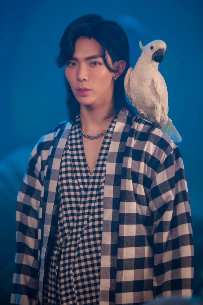 Dù có nhiều ý kiến trái chiều, nam ca sĩ vẫn giữ nguyên ý định sẽ make-up nếu ra đường.