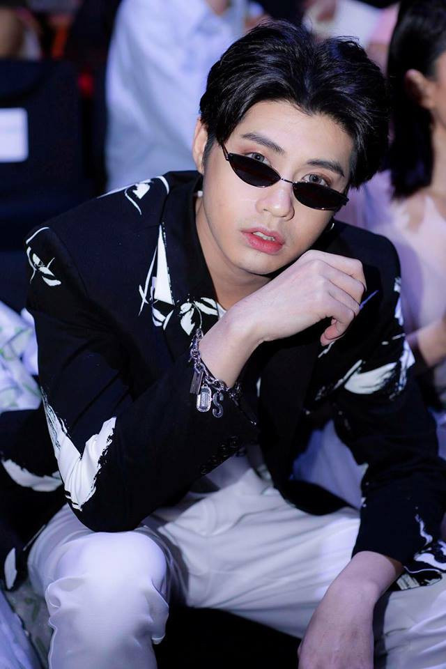 Tại một sự kiện trước đây, Noo Phước Thịnh đã khiến người hâm mộ chú ý khi đánh mắt cam đào và sử dụng son môi hồng nữ tính