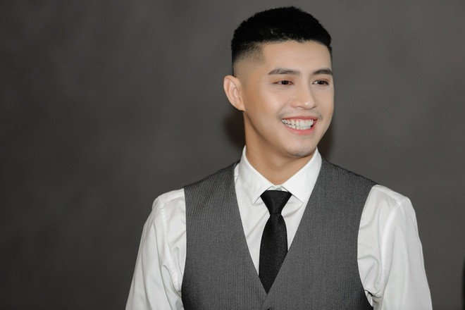 Hay một lần khác, dù đã tiết chế lối trang điểm nhạt hơn cũng như đường kẻ mắt sắc sảo nhưng lớp phấn dày đã để lộ gương mặt trắng bệch của nam ca sĩ trước ống kính nhiếp ảnh gia