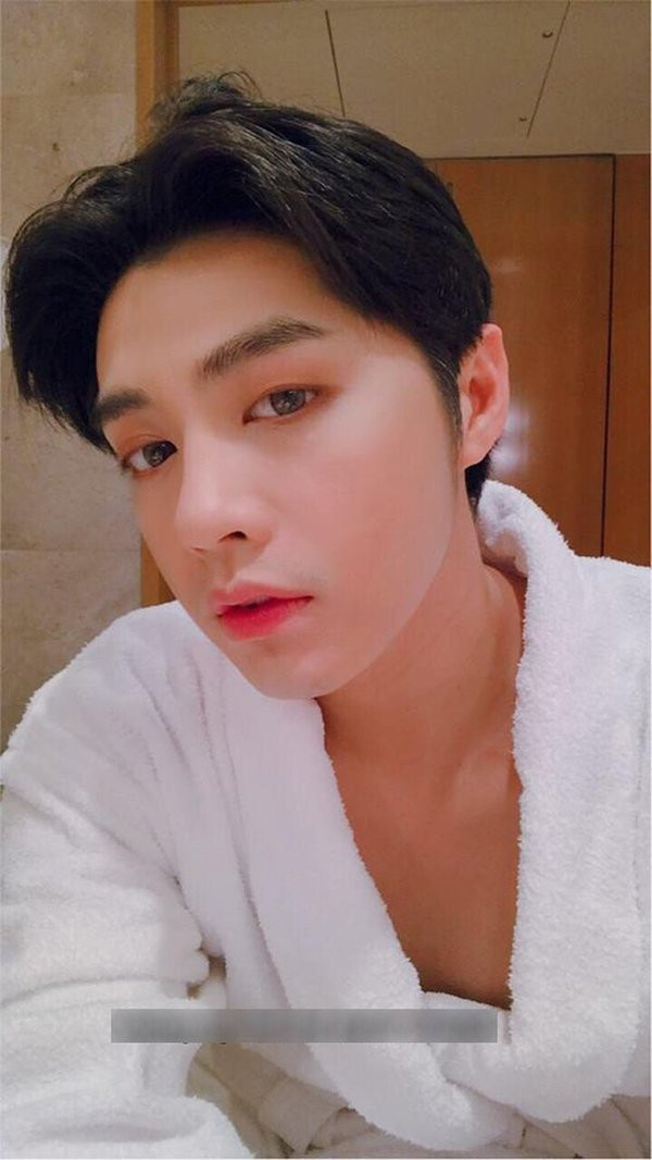 Giọng ca 'Gạt đi nước mắt' còn đeo kính áp tròng với gam màu xám giống đôi mắt các chàng trai châu Âu