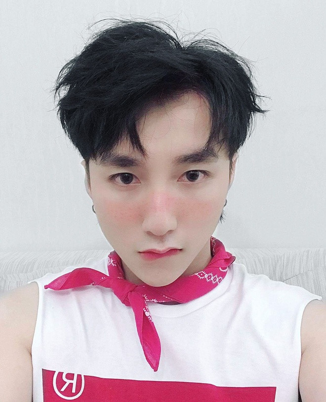 Sơn Tùng MTP là một trong những sao nam Việt chuộng trang điểm đậm không kém các sao nữ