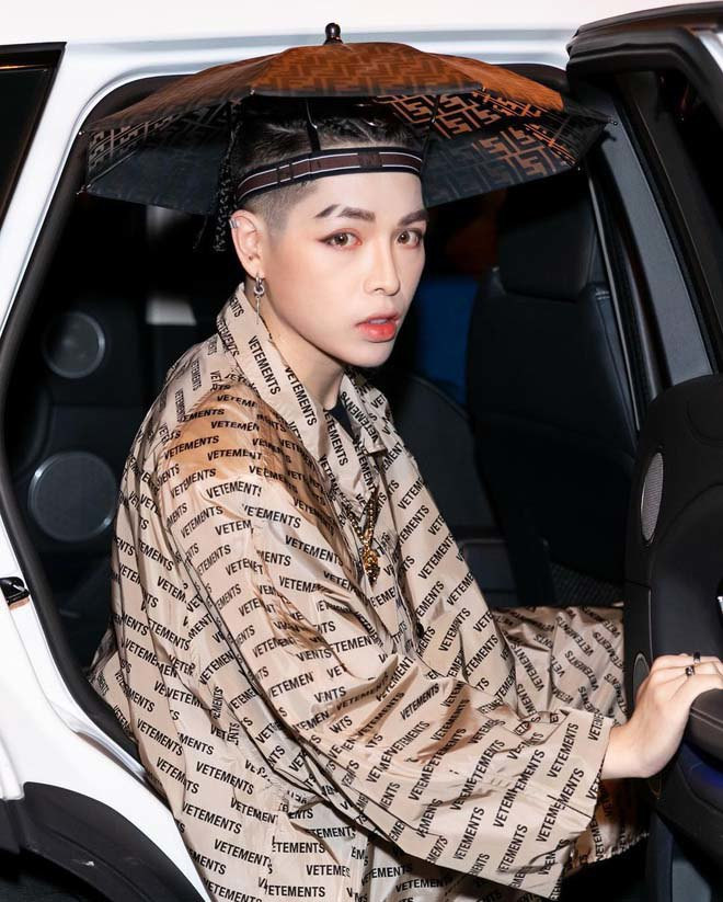 Nam ca sĩ 'họa mặt' kĩ đến mức không thể soi ra bất cứ khuyết điểm nào trên gương mặt