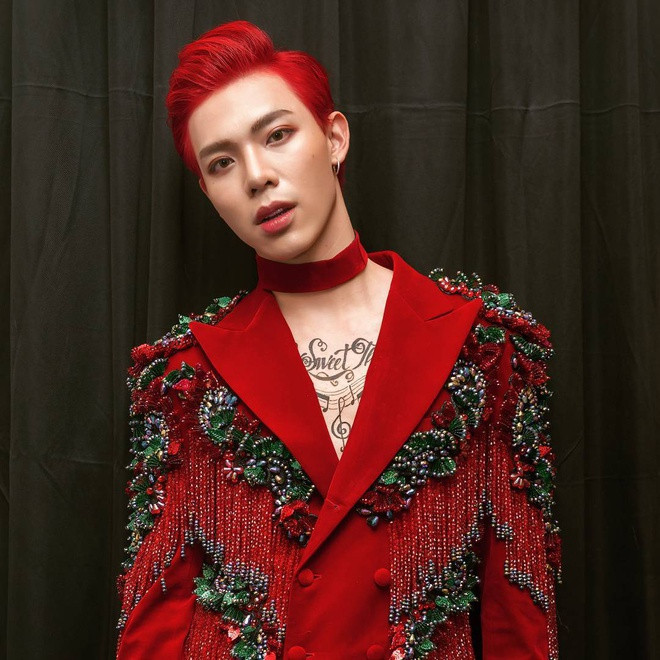 Đáp trả về việc thích trang điểm đậm, Erik cho rằng đây là cách tôn trọng khán giả