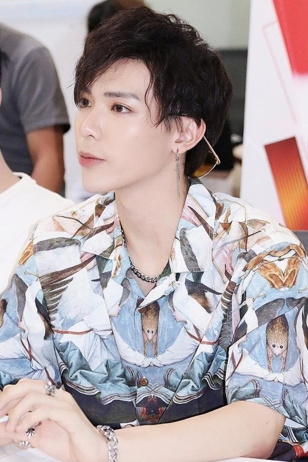  Theo giọng ca 'Chạm đáy nỗi đau' việc make up giúp anh tự tin xuất hiện trước công chúng