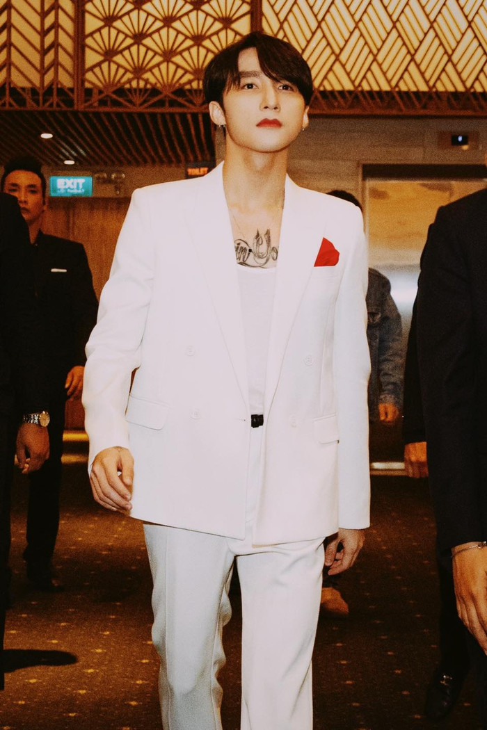 Mới đây khi xuất hiện tại một buổi họp báo, nam ca sĩ đã khiến các fan phải ngất ngây với diện mạo lịch lãm chuẩn soái ca của mình