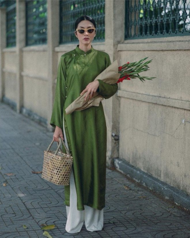 Tăng Thanh Hà đẹp thanh tao, nhã nhặn cùng chiếc áo dài xanh thiên thanh nền nã, trơn không họa tiết. 