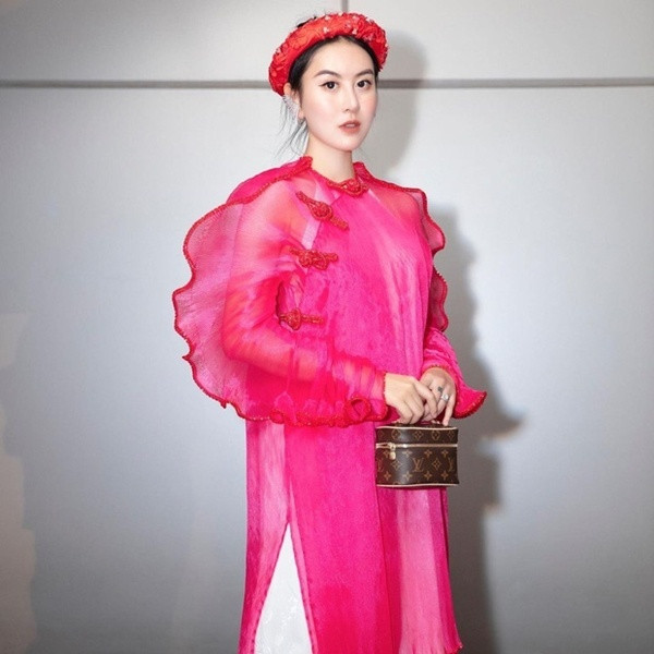 Hà Lade thả dáng với tà áo dài phom suông, có phần tay nhún xoăn điệu đà của NTK Thủy Nguyễn.