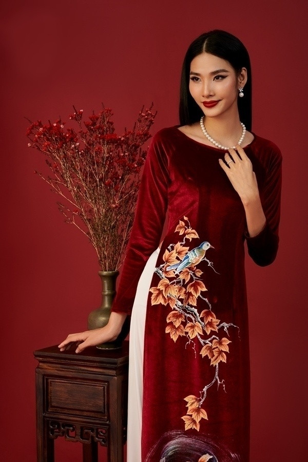 Nếu vẫn say lòng cùng áo dài họa tiết, các nàng có thể thử nghiệm trang phục thêu trên nền nhung sang chảnh. 